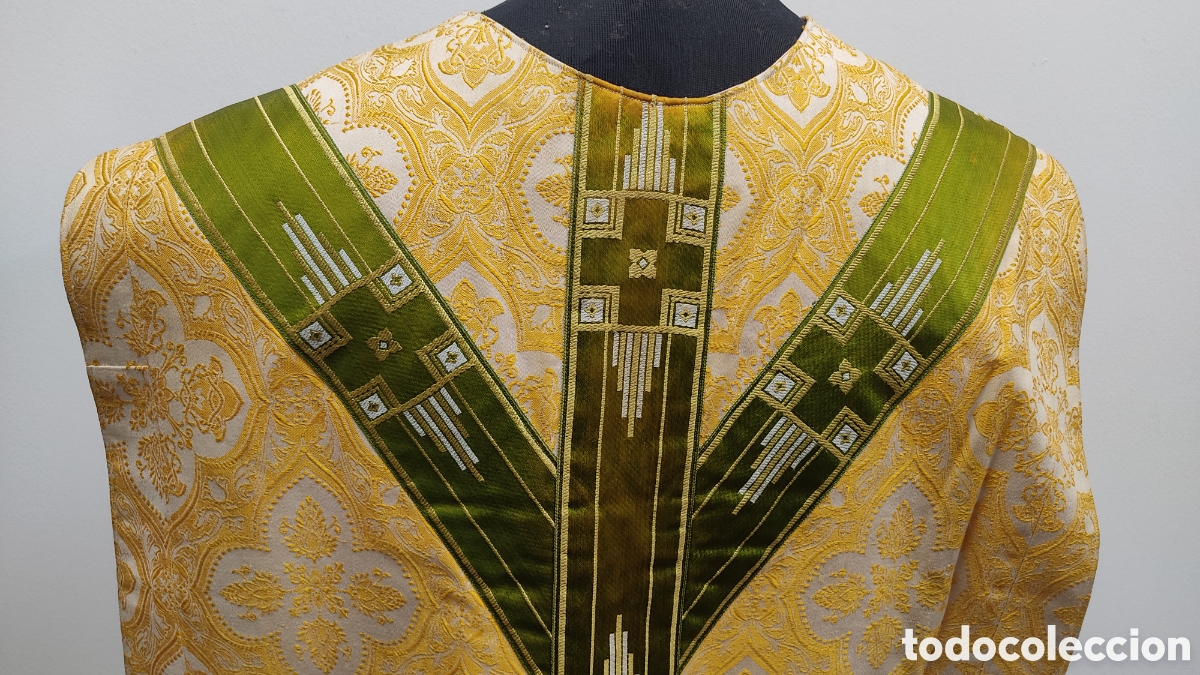 Antig&uuml;edades: Casulla bordada con hilo amarillo y gal&oacute;n verde. - Foto 7
