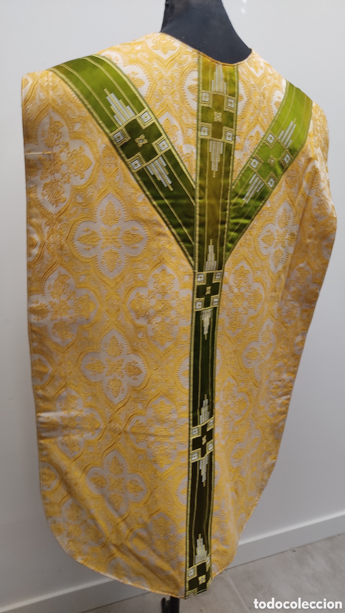 Antig&uuml;edades: Casulla bordada con hilo amarillo y gal&oacute;n verde. - Foto 9