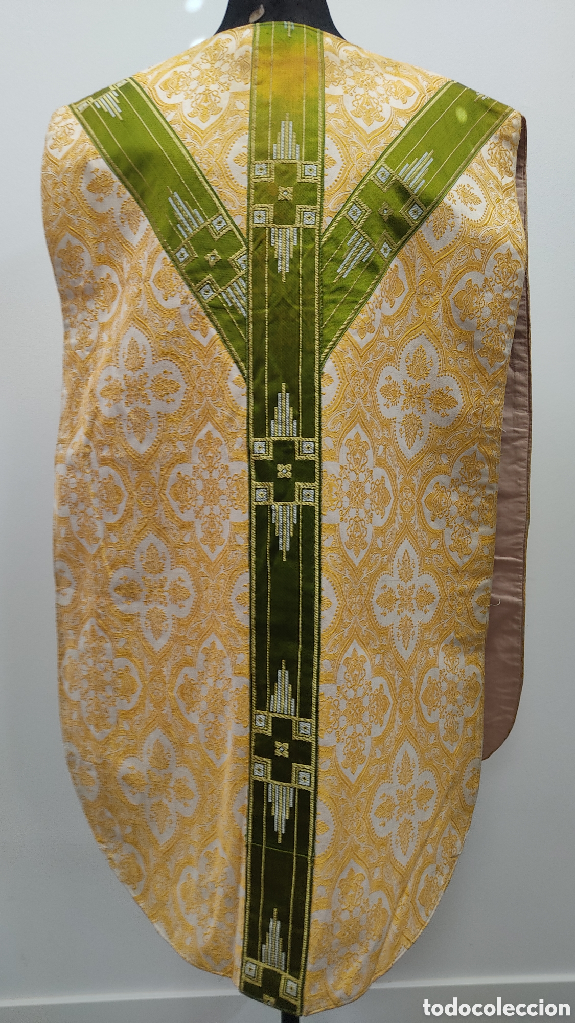 Antig&uuml;edades: Casulla bordada con hilo amarillo y gal&oacute;n verde. - Foto 1