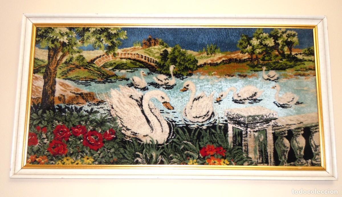 Antig&uuml;edades: Tapiz Estanque Cisnes 55x103cm - Foto 1