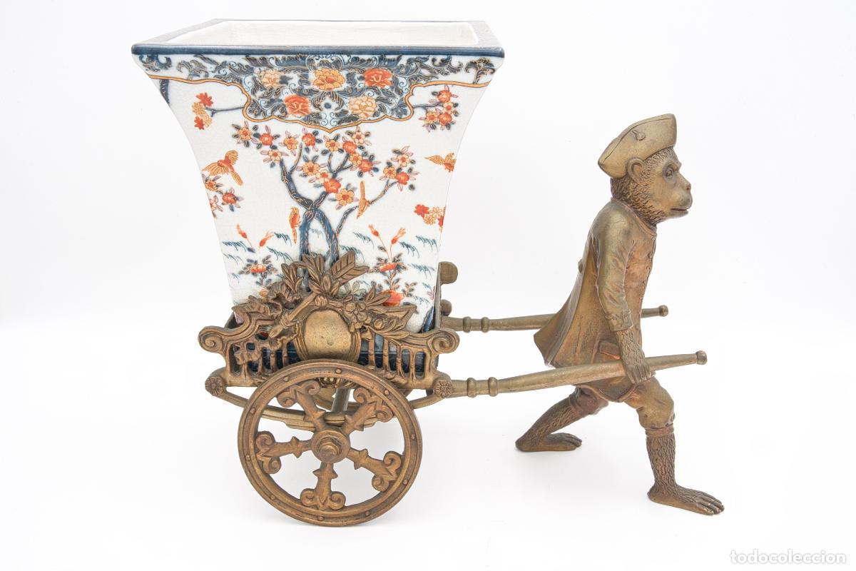 Antig&uuml;edades: Jardinera de porcelana con carretilla y mono