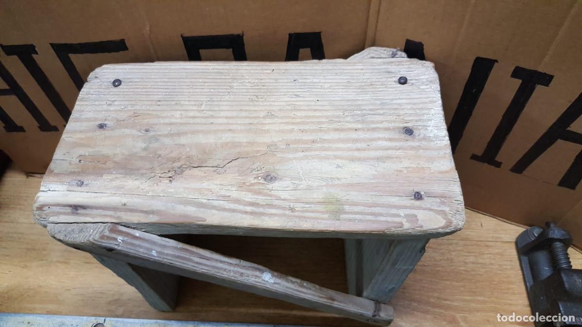 Antig&uuml;edades: ANTIGUO BANCO DE LUSTRA BOTAS - Foto 2