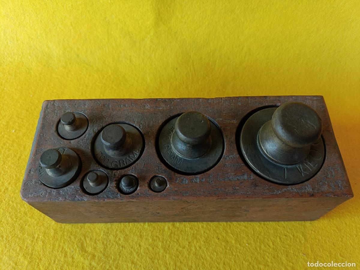 Antig&uuml;edades: ANTIG&Uuml;O CONJUNTO DE PESAS CON SU FUNDA DE MADERA - Foto 2