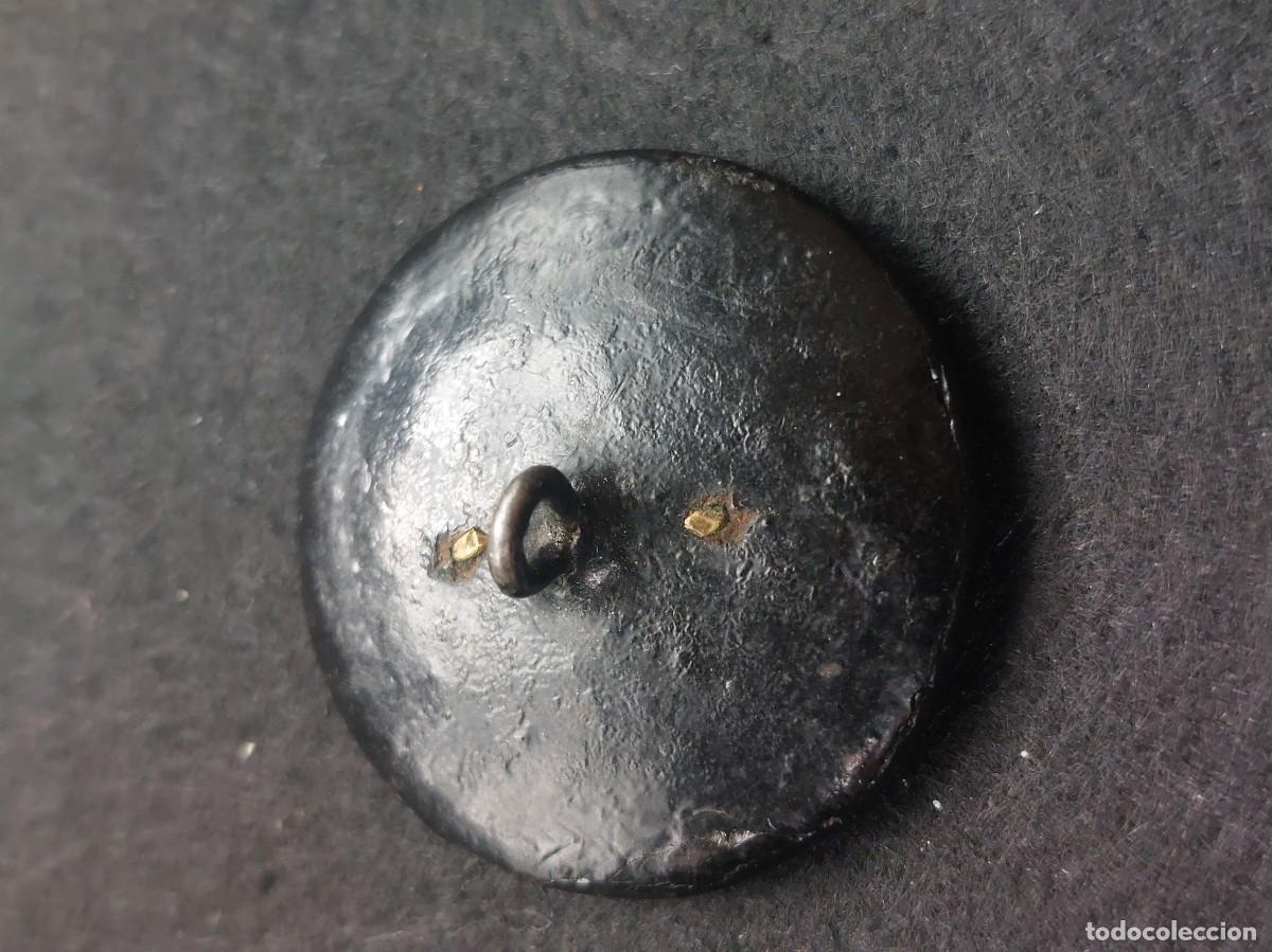 Antig&uuml;edades: BOT&Oacute;N DE MADERA Y METAL DIOS TE GUARDA DE 32 mm - Foto 2