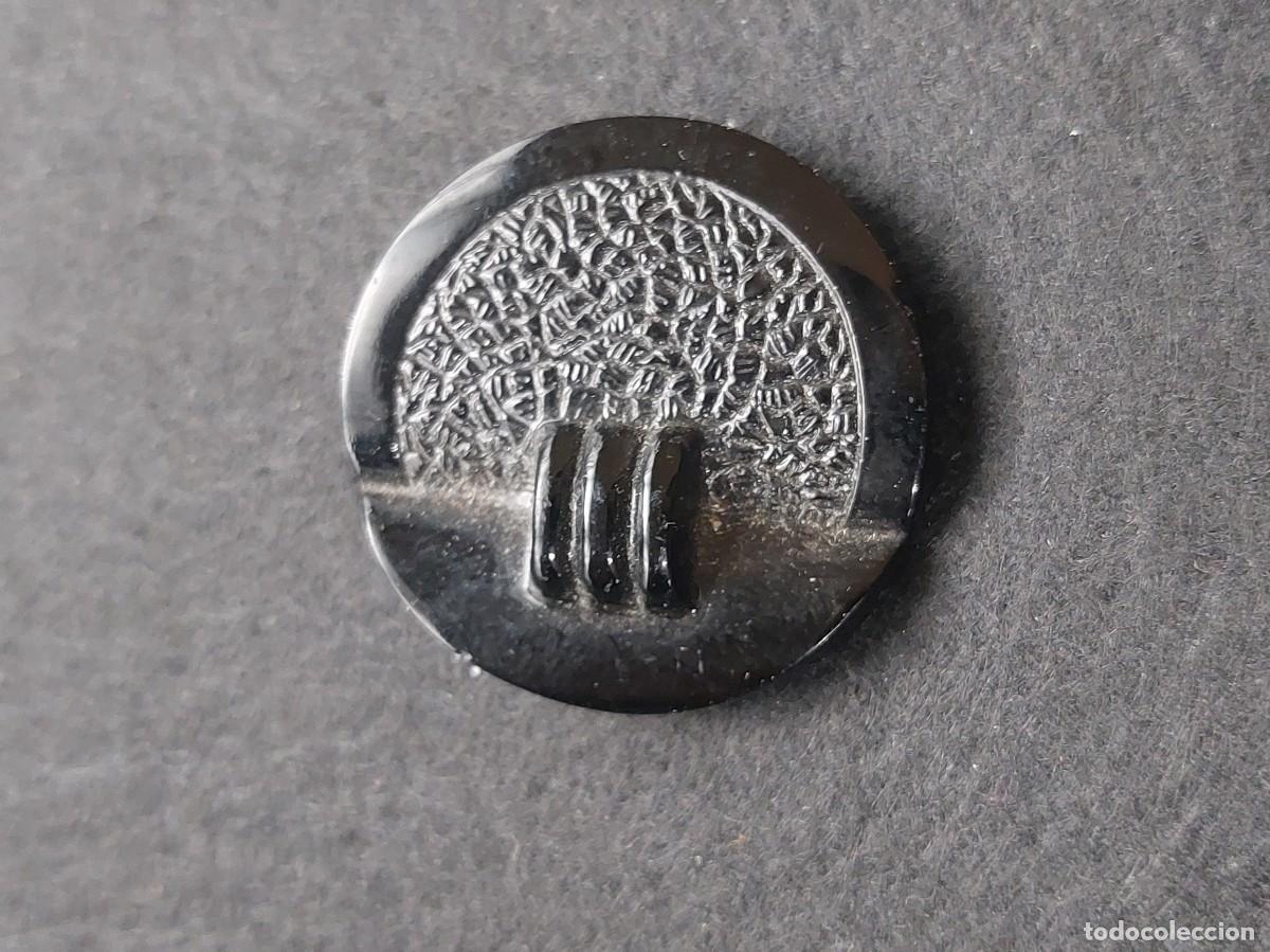 Antig&uuml;edades: BOT&Oacute;N DE CRISTAL DE AZABACHE CON RELIEVE 30 mm - Foto 1
