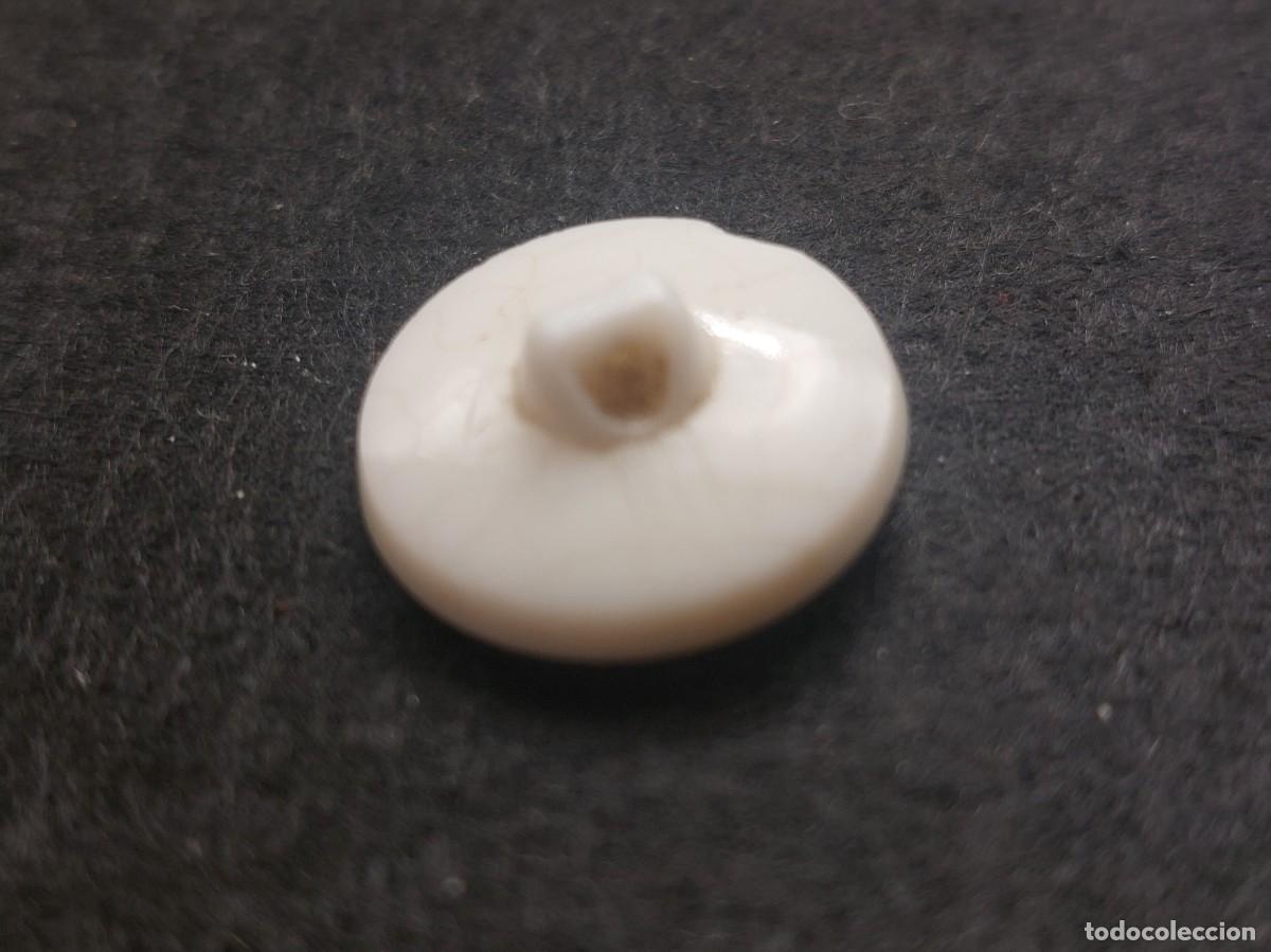 Antig&uuml;edades: BOT&Oacute;N PERRITO DE CRISTAL BLANCO 18 mm - Foto 2