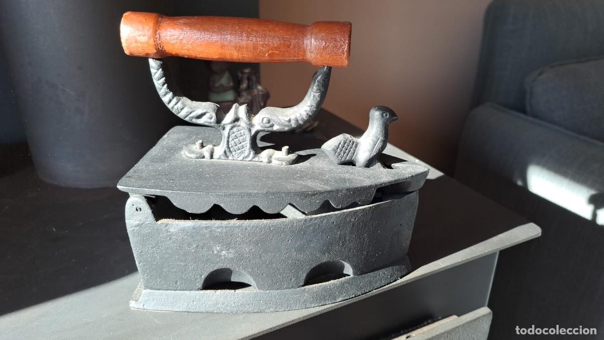 Antig&uuml;edades: Plancha de Carb&oacute;n de Hierro con P&aacute;jaro - Foto 3