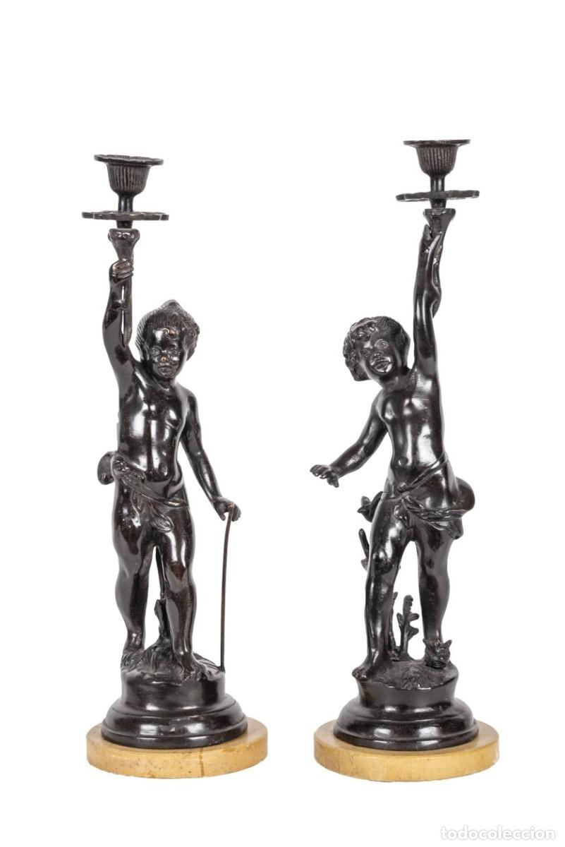 Antig&uuml;edades: Pareja de candeleros e bronce. Putti - Foto 1