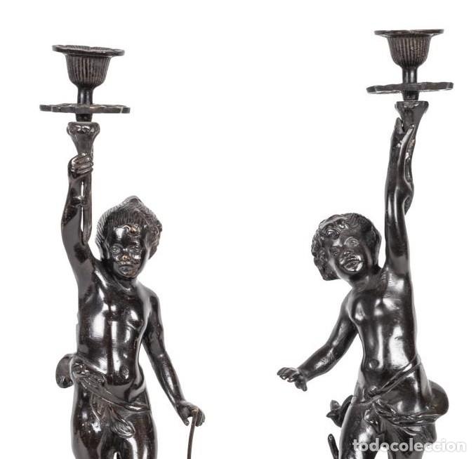 Antig&uuml;edades: Pareja de candeleros e bronce. Putti - Foto 2