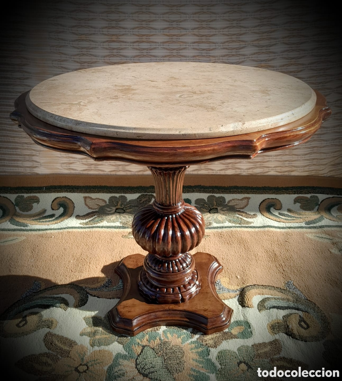 Antig&uuml;edades: Velador antig&uuml;o de madera y marmol - Foto 1