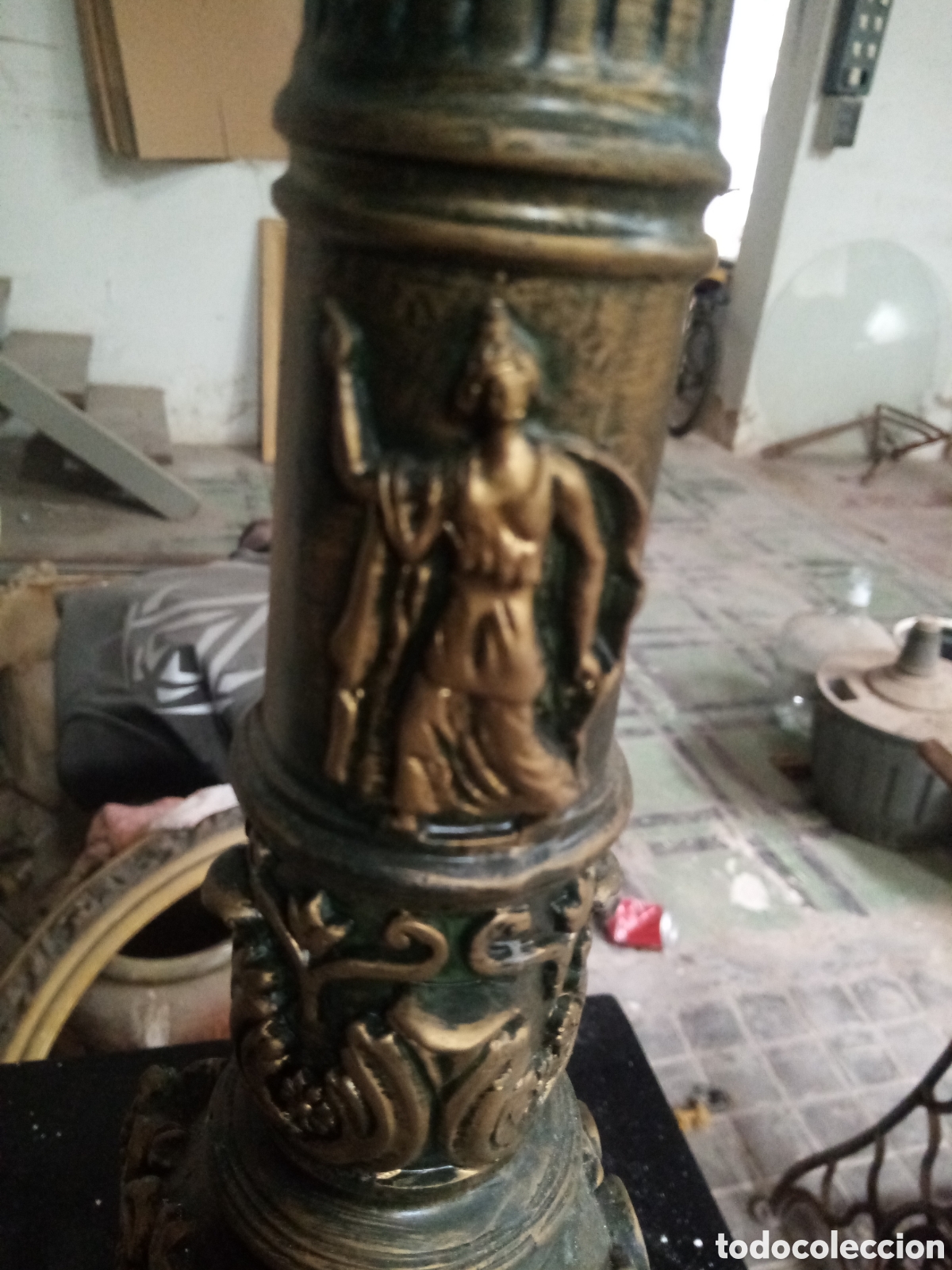 Antig&uuml;edades: Antigua l&aacute;mpara con pie tallado - Foto 4