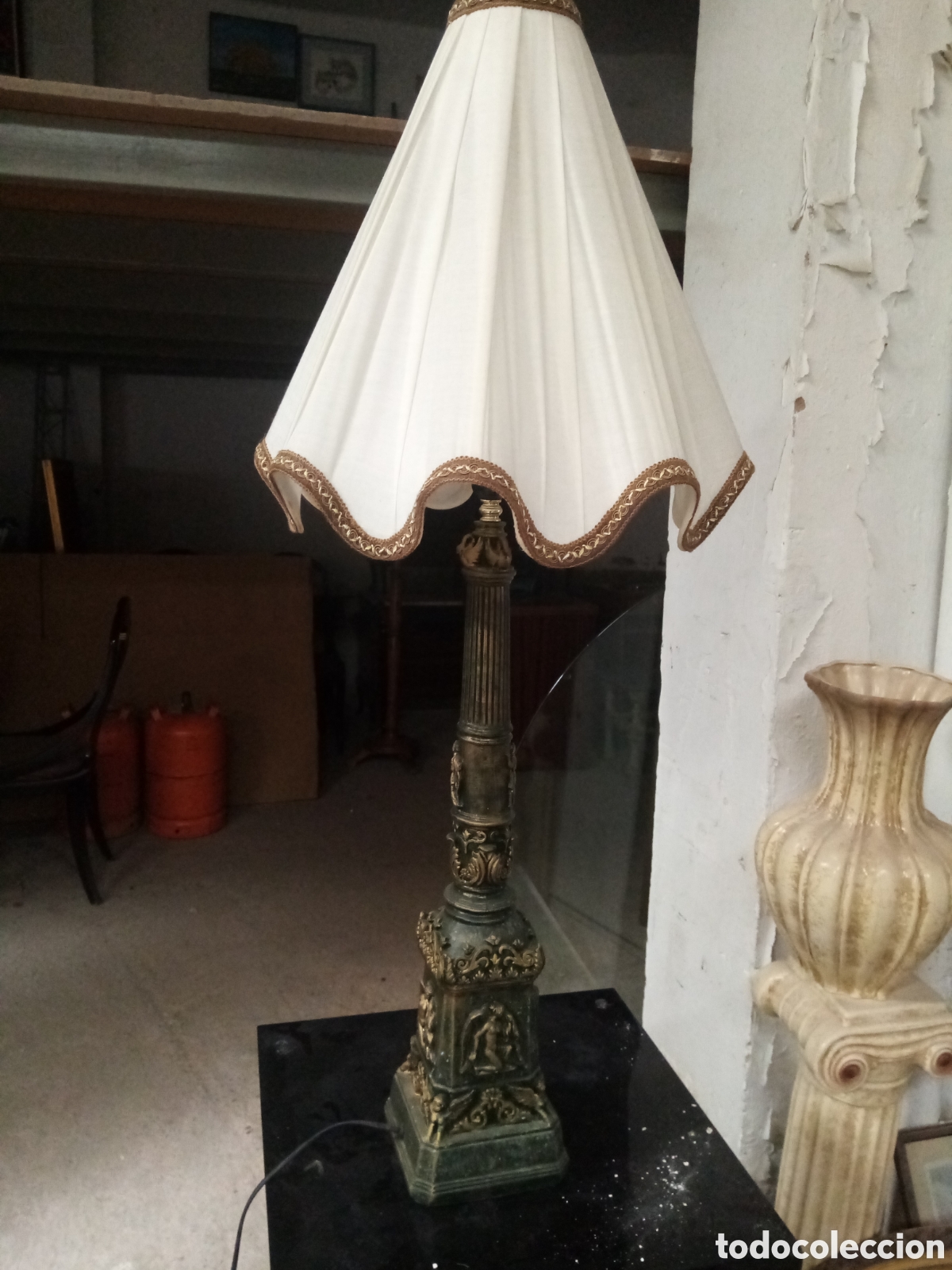 Antig&uuml;edades: Antigua l&aacute;mpara con pie tallado - Foto 1