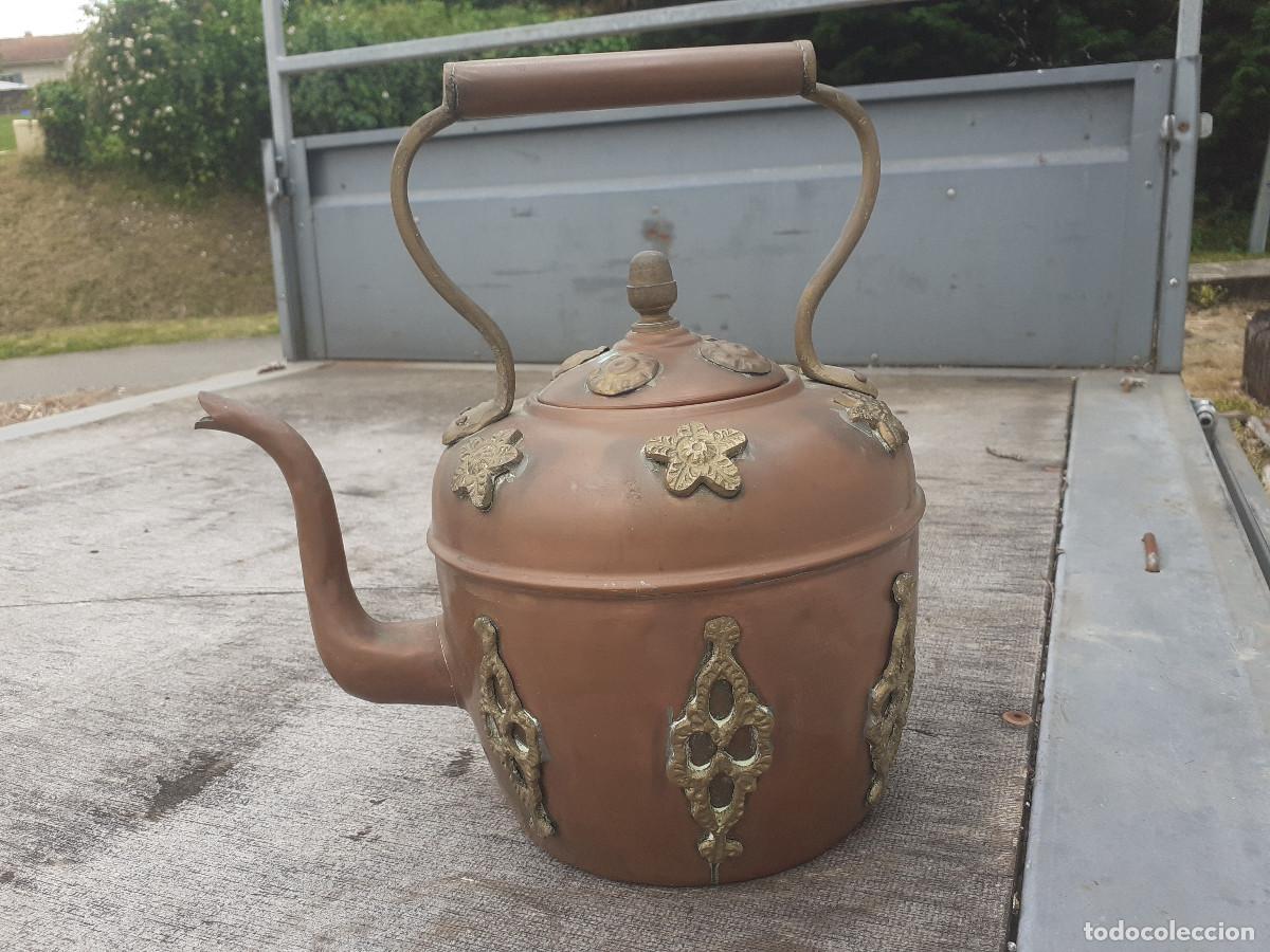 Antig&uuml;edades: Tetera en cobre con adornos en lat&oacute;n - Foto 1
