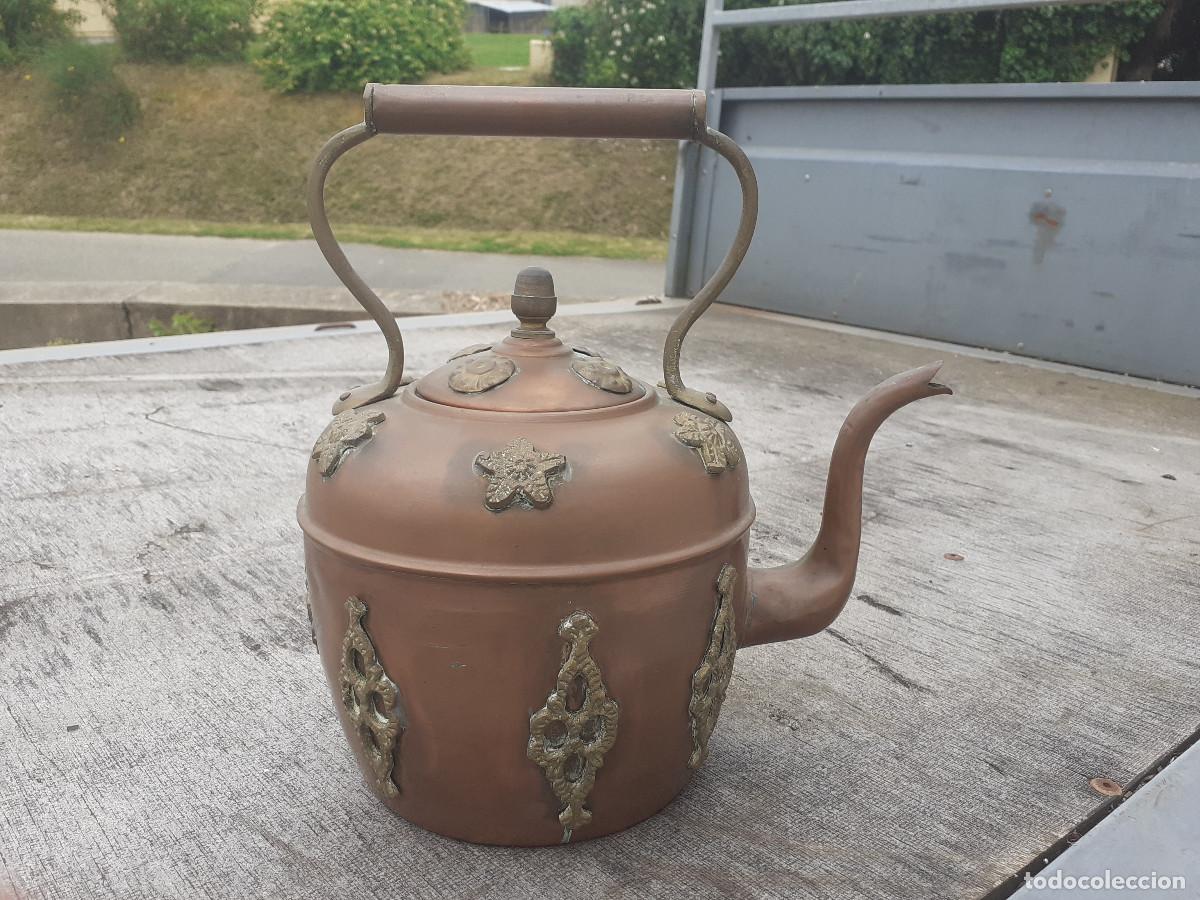 Antig&uuml;edades: Tetera en cobre con adornos en lat&oacute;n - Foto 2