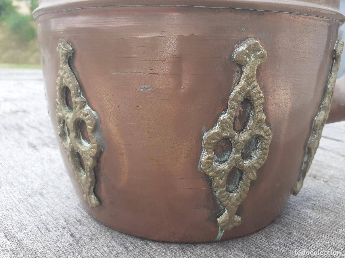 Antig&uuml;edades: Tetera en cobre con adornos en lat&oacute;n - Foto 3