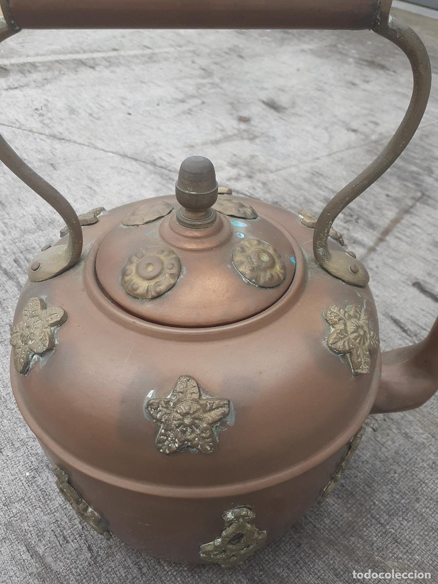 Antig&uuml;edades: Tetera en cobre con adornos en lat&oacute;n - Foto 4