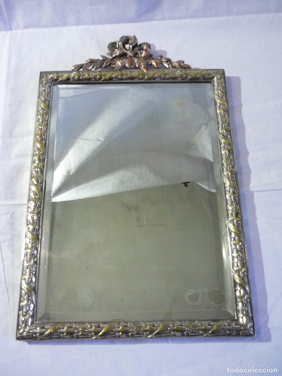 Antig&uuml;edades: Antiguo espejo biselado de lat&oacute;n y cobre plateado - Foto 2