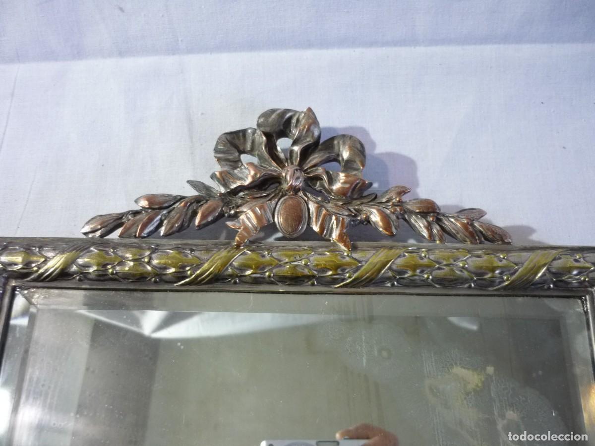 Antig&uuml;edades: Antiguo espejo biselado de lat&oacute;n y cobre plateado - Foto 6