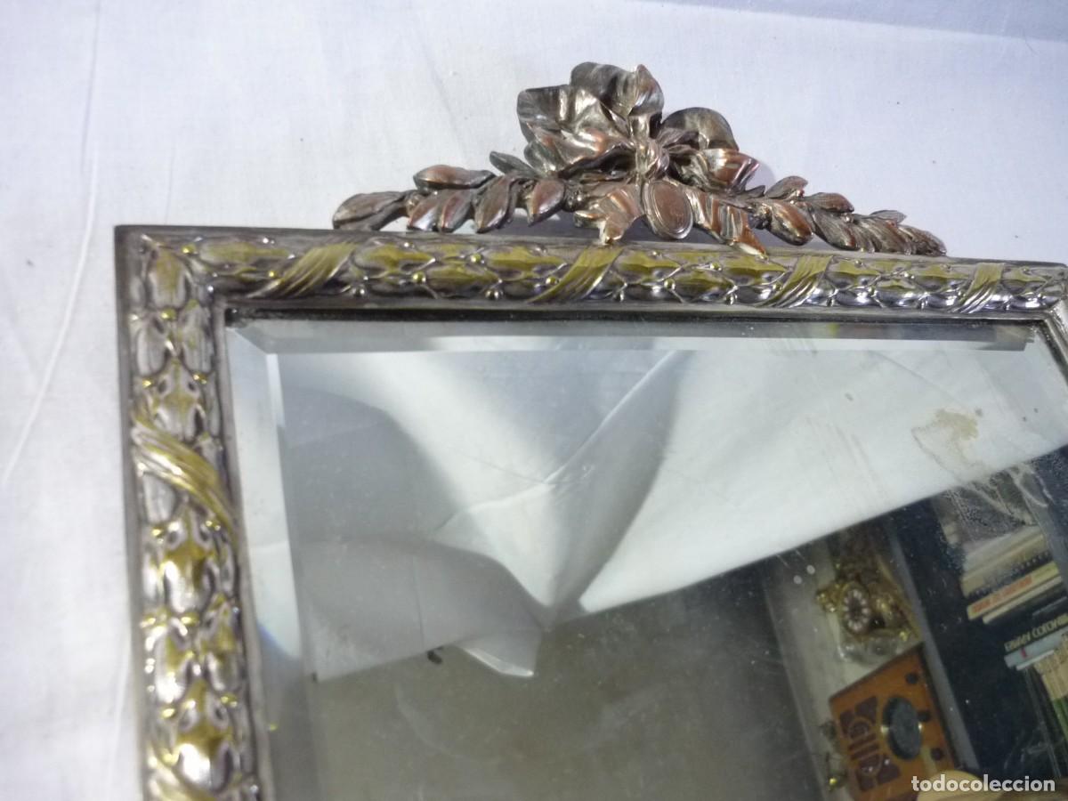 Antig&uuml;edades: Antiguo espejo biselado de lat&oacute;n y cobre plateado - Foto 7
