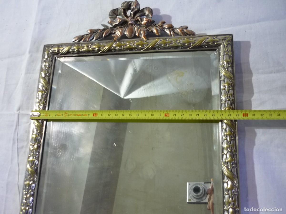 Antig&uuml;edades: Antiguo espejo biselado de lat&oacute;n y cobre plateado - Foto 12