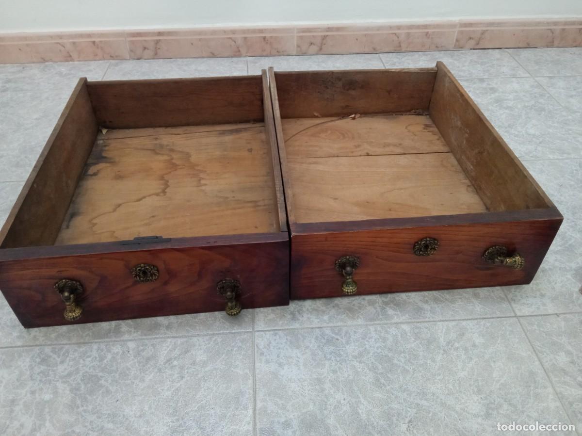 Antig&uuml;edades: 2 cajones de madera de casta&ntilde;o con herrajes