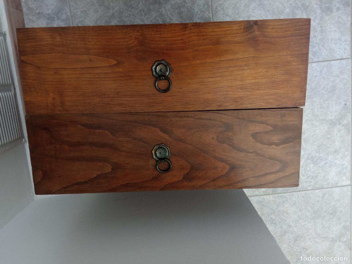 Antig&uuml;edades: dos cajones de madera de casta&ntilde;o con herrajes