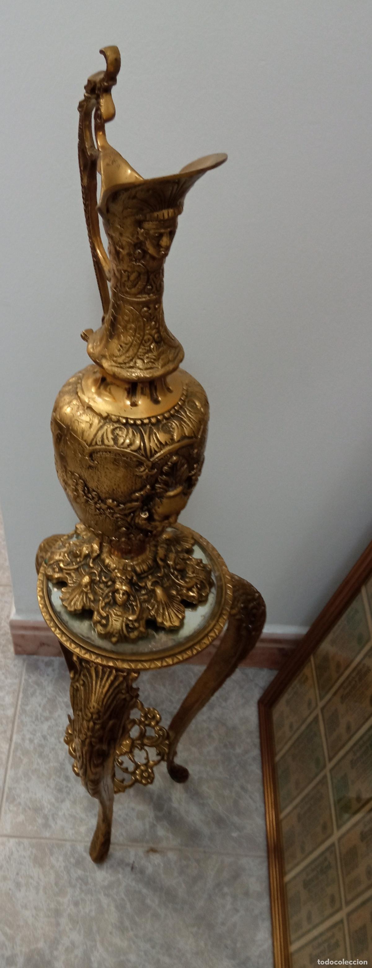 Antig&uuml;edades: jarr&oacute;n y peana de bronce - Foto 3