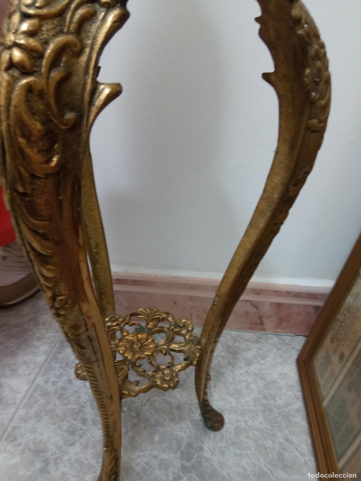 Antig&uuml;edades: jarr&oacute;n y peana de bronce - Foto 4