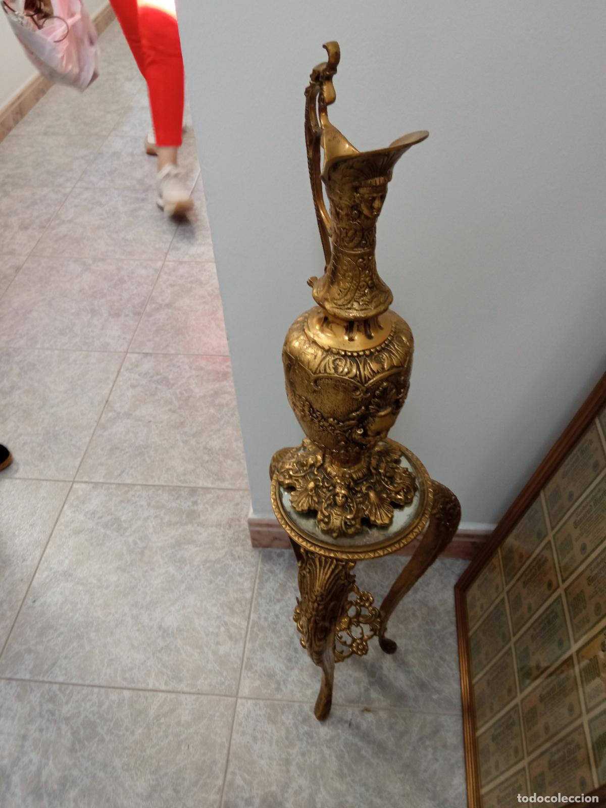 Antig&uuml;edades: jarr&oacute;n y peana de bronce - Foto 1