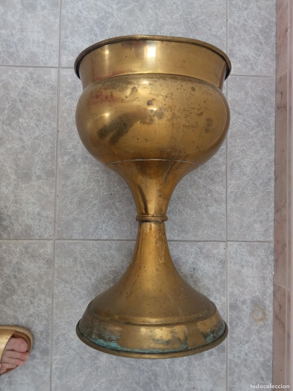 Antig&uuml;edades: macetero alto de lat&oacute;n - Foto 2