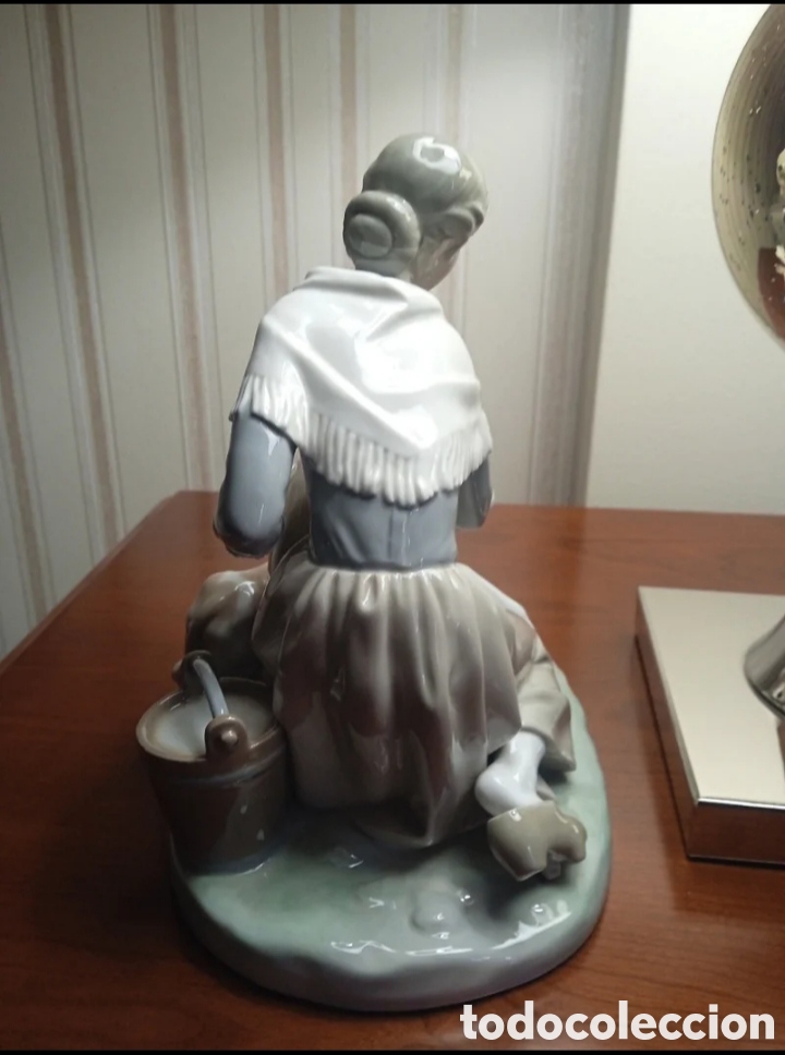 Antig&uuml;edades: Figura Lladro &rdquo;Acariciando el becerrito&rdquo; - Foto 2