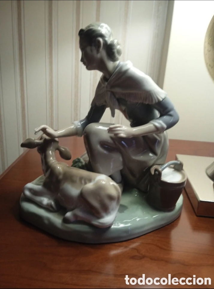 Antig&uuml;edades: Figura Lladro &rdquo;Acariciando el becerrito&rdquo; - Foto 3
