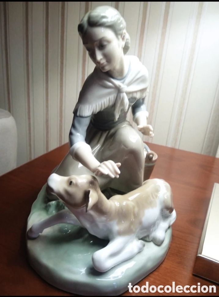 Antig&uuml;edades: Figura Lladro &rdquo;Acariciando el becerrito&rdquo; - Foto 4