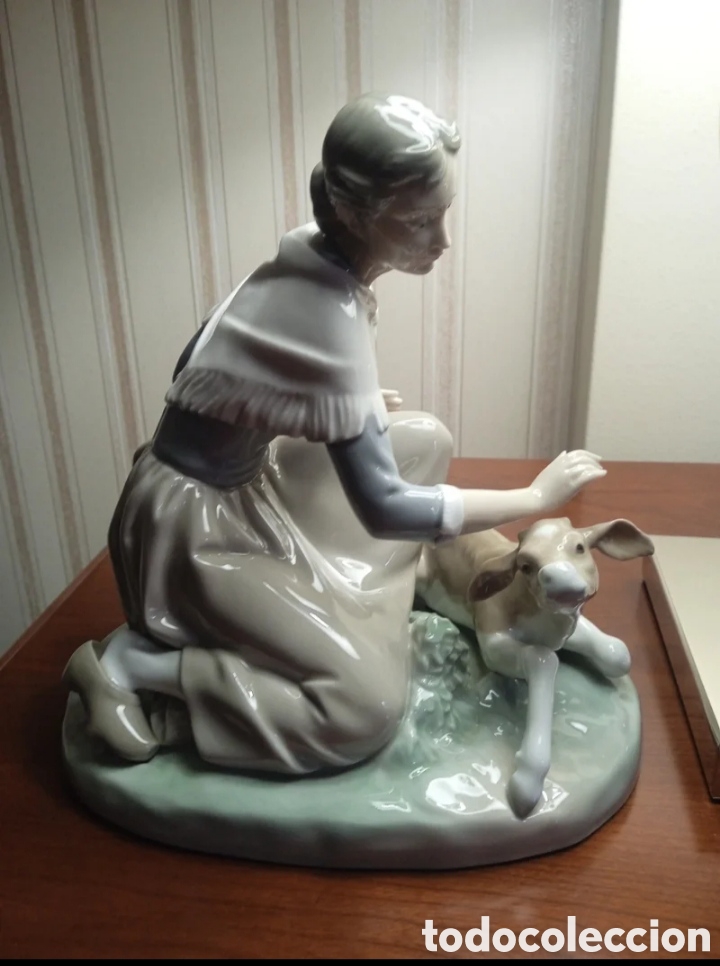 Antig&uuml;edades: Figura Lladro &rdquo;Acariciando el becerrito&rdquo; - Foto 6