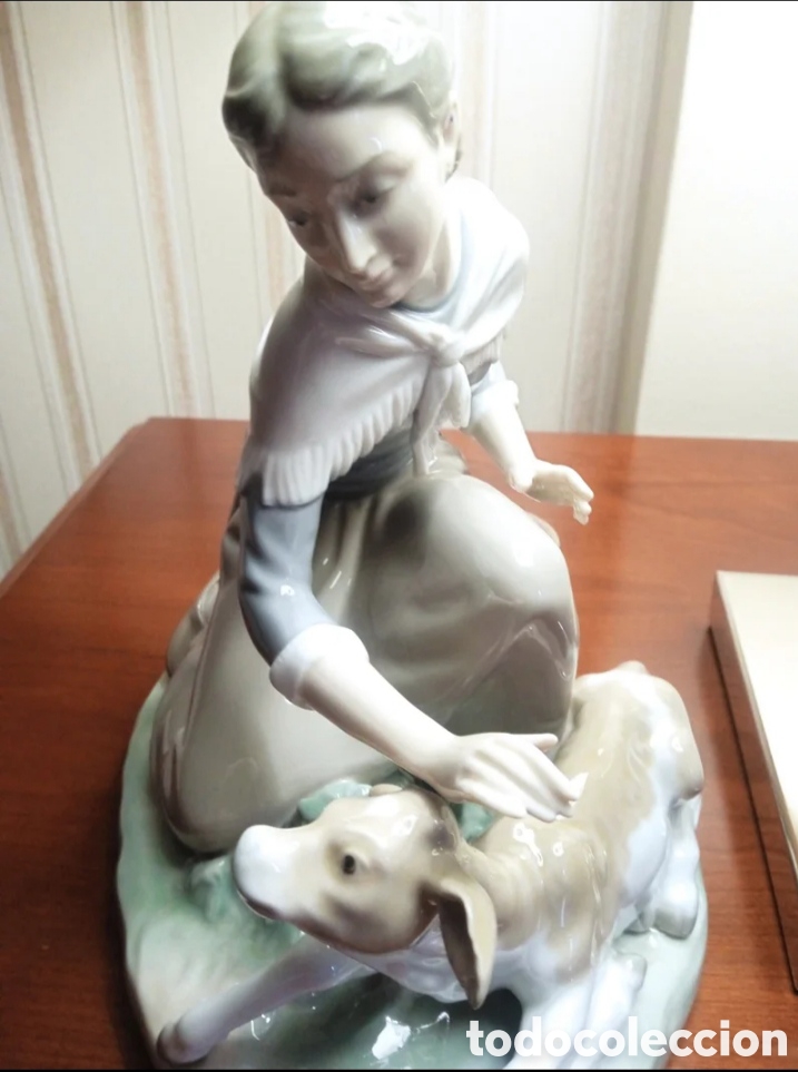 Antig&uuml;edades: Figura Lladro &rdquo;Acariciando el becerrito&rdquo; - Foto 1