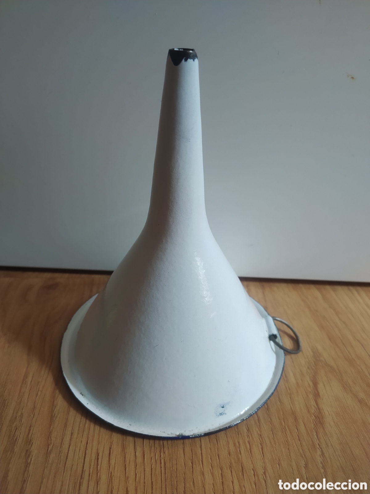 Antig&uuml;edades: Embudo hierro esmaltado blanco - Foto 1