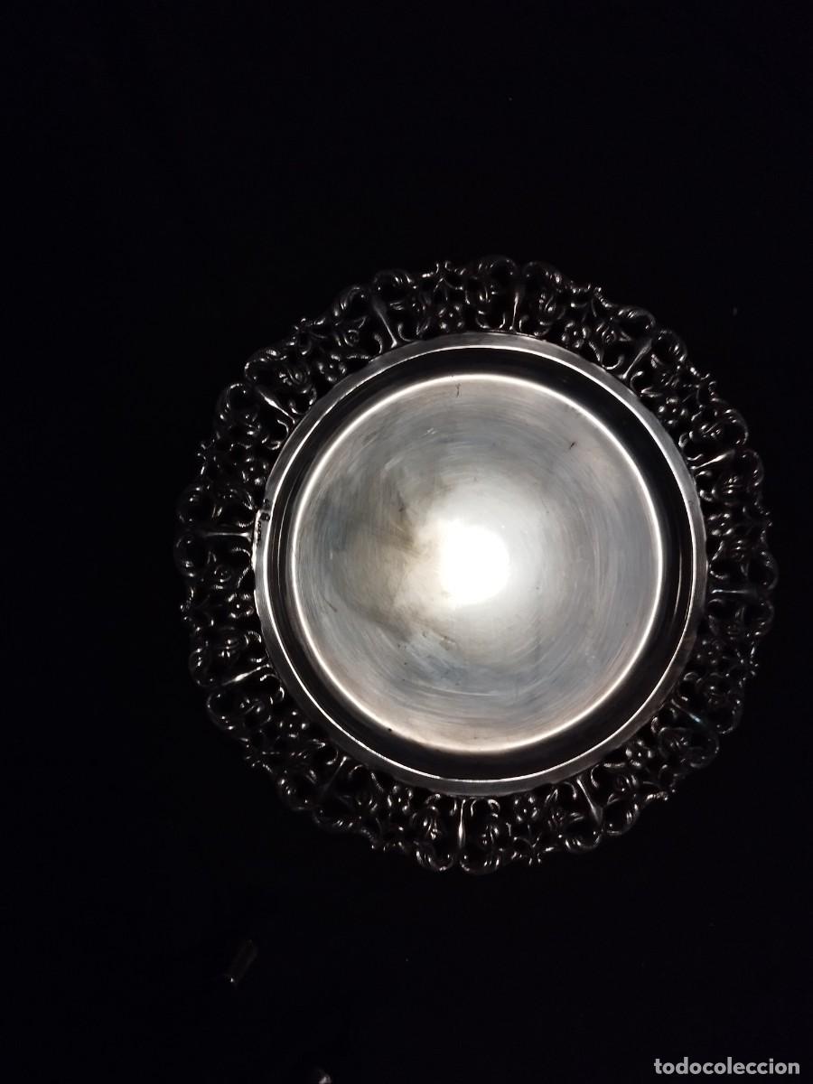 Antig&uuml;edades: Plato repujado de metal con ba&ntilde;o de plata - Foto 1