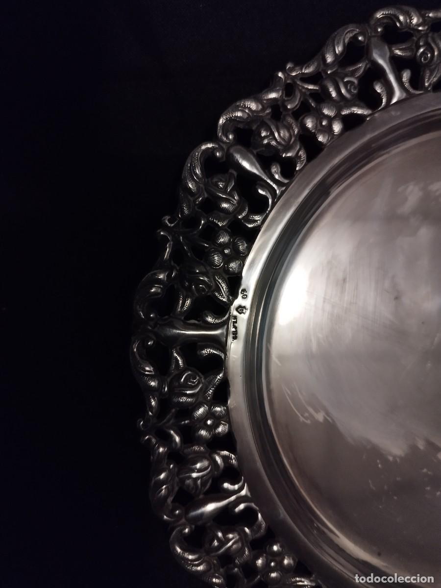 Antig&uuml;edades: Plato repujado de metal con ba&ntilde;o de plata - Foto 2