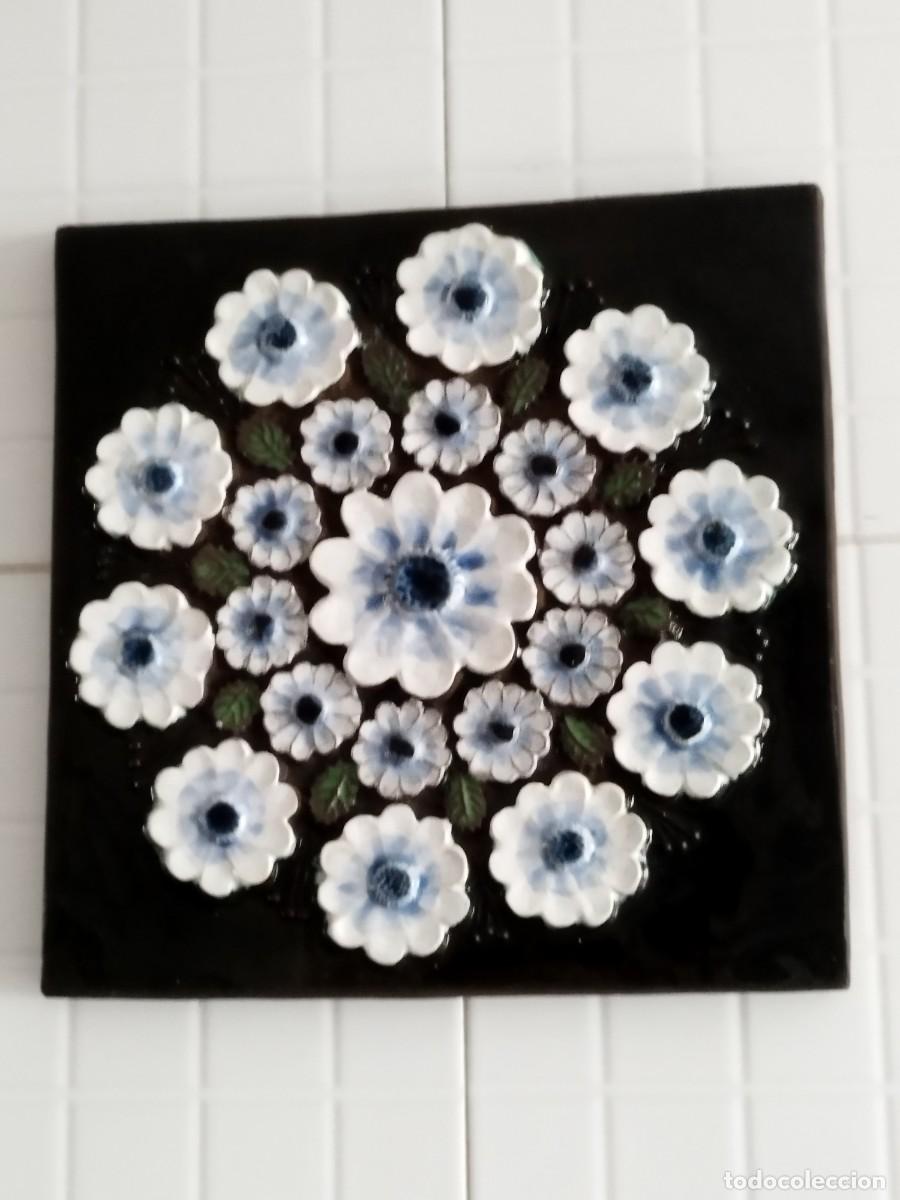 Antig&uuml;edades: Plato cuadrado en gres decorado con flores - Foto 1