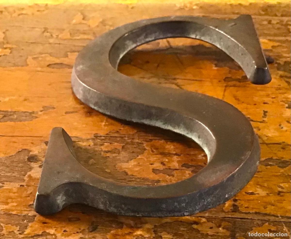 Antig&uuml;edades: ANTIGUA LETRA DE BRONCE - Foto 2