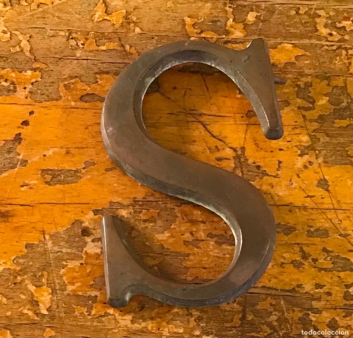 Antig&uuml;edades: ANTIGUA LETRA DE BRONCE - Foto 1