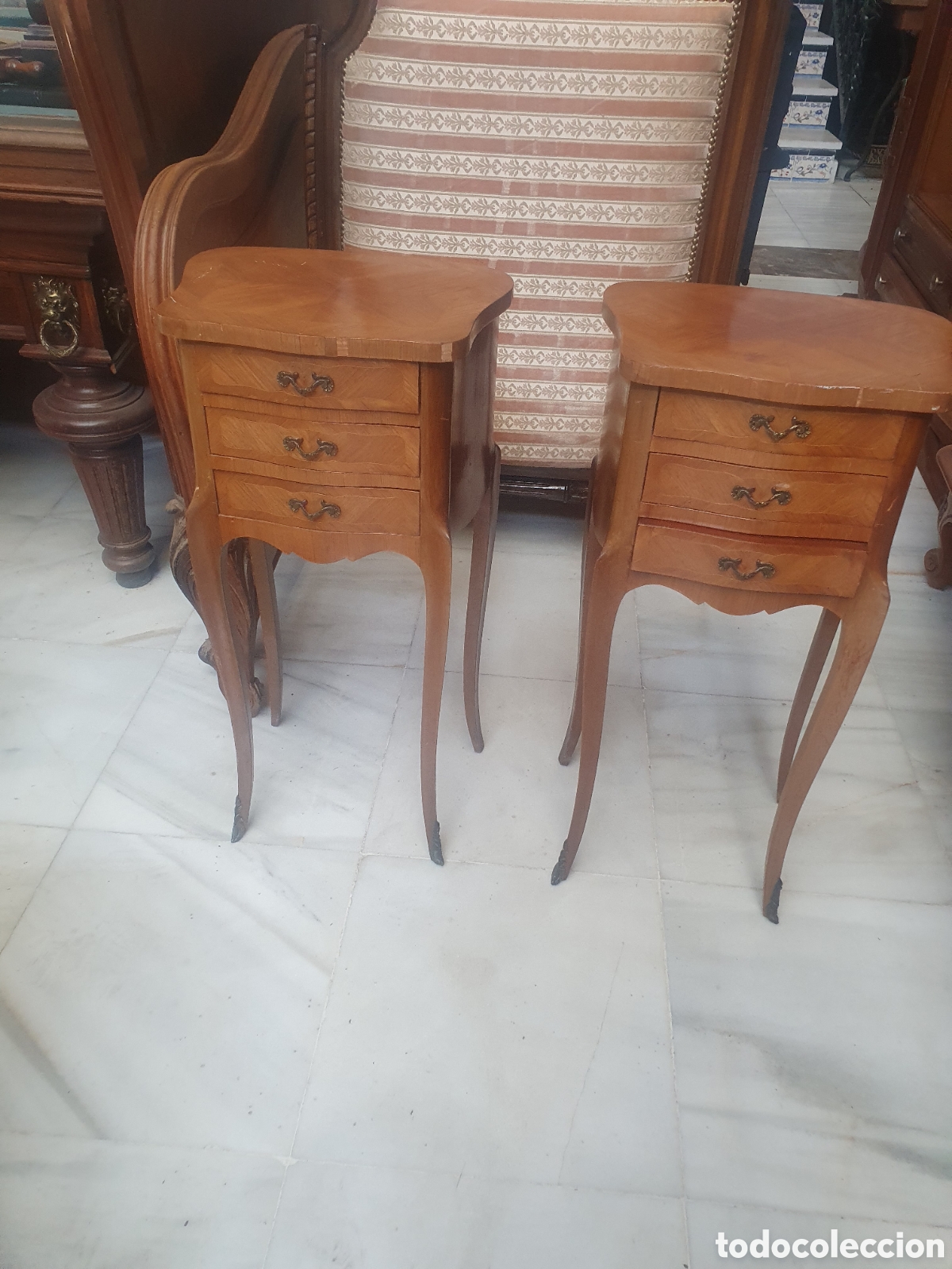 Antig&uuml;edades: Pareja de mesitas Luis 15 - Foto 2