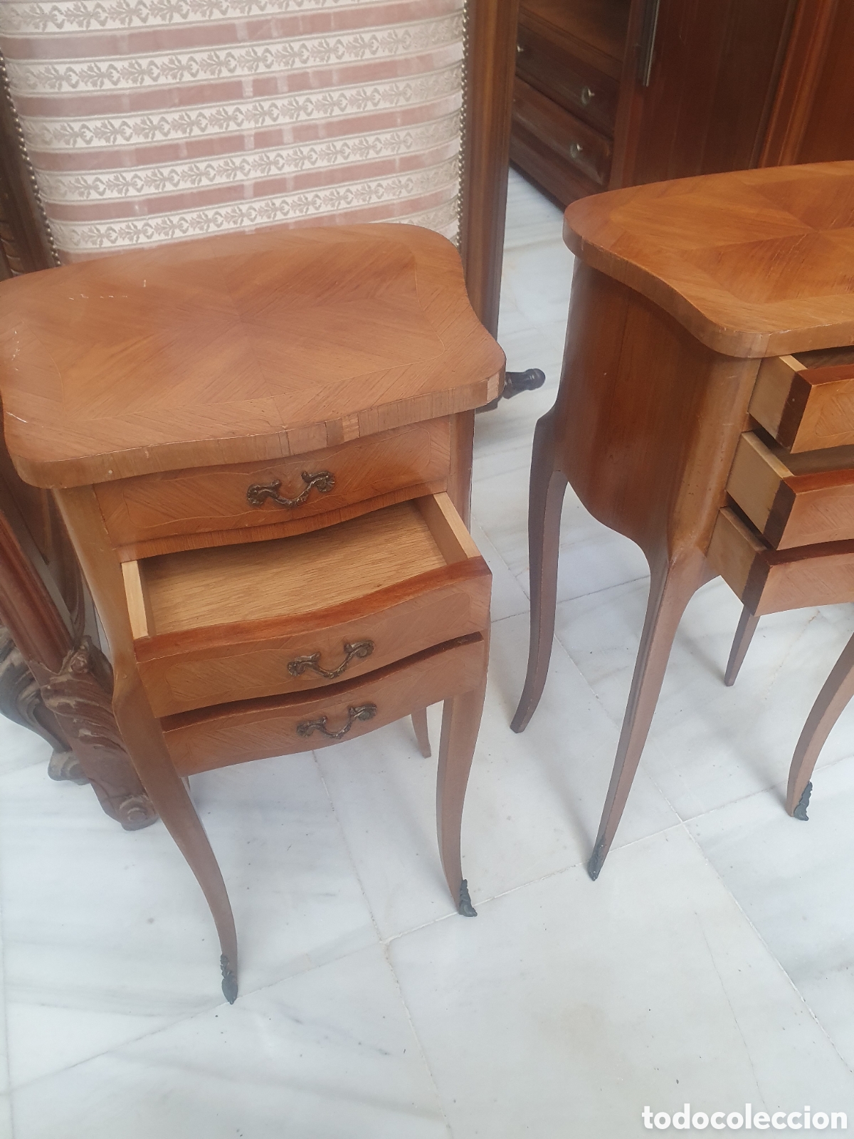 Antig&uuml;edades: Pareja de mesitas Luis 15 - Foto 3