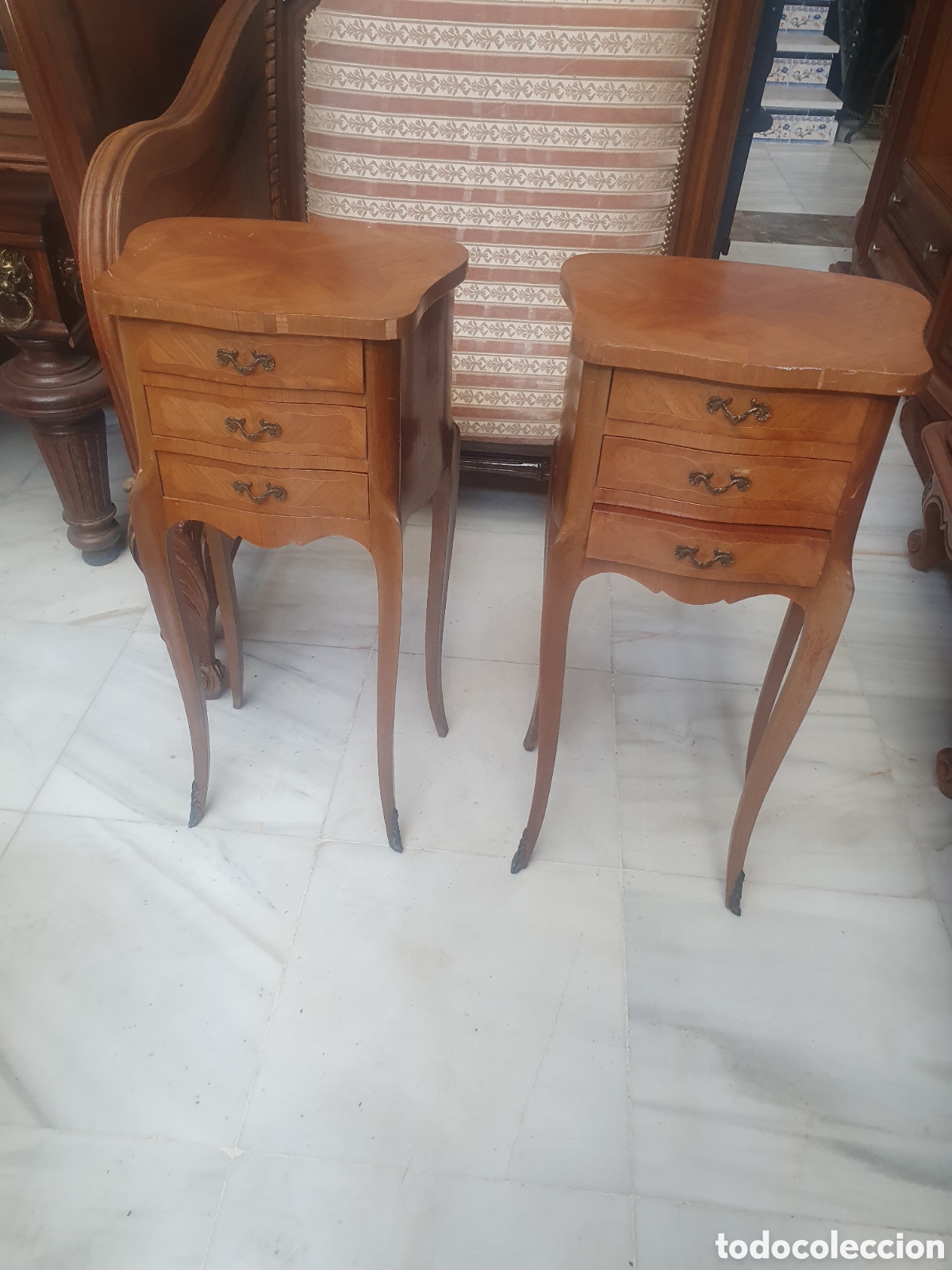 Antig&uuml;edades: Pareja de mesitas Luis 15 - Foto 1