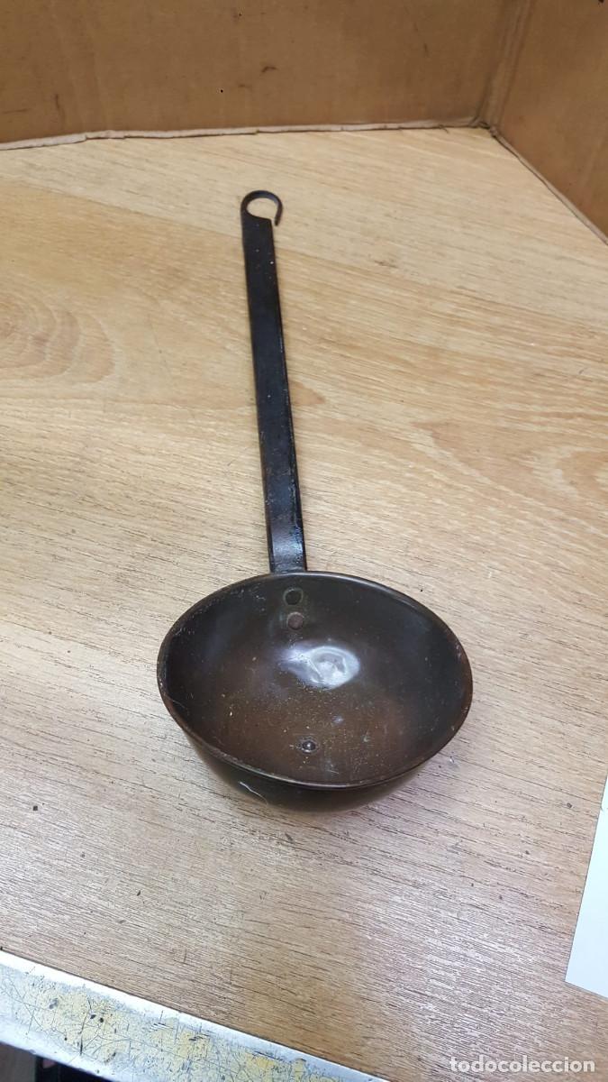 Antig&uuml;edades: ANTIGUO CUCHARON DE BRONCE - Foto 1