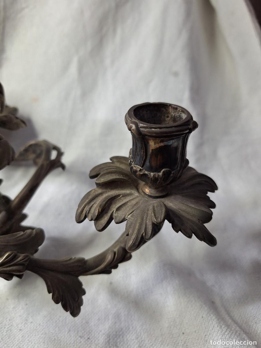 Antig&uuml;edades: Antiguo complemento de bronce para candelabro. - Foto 2