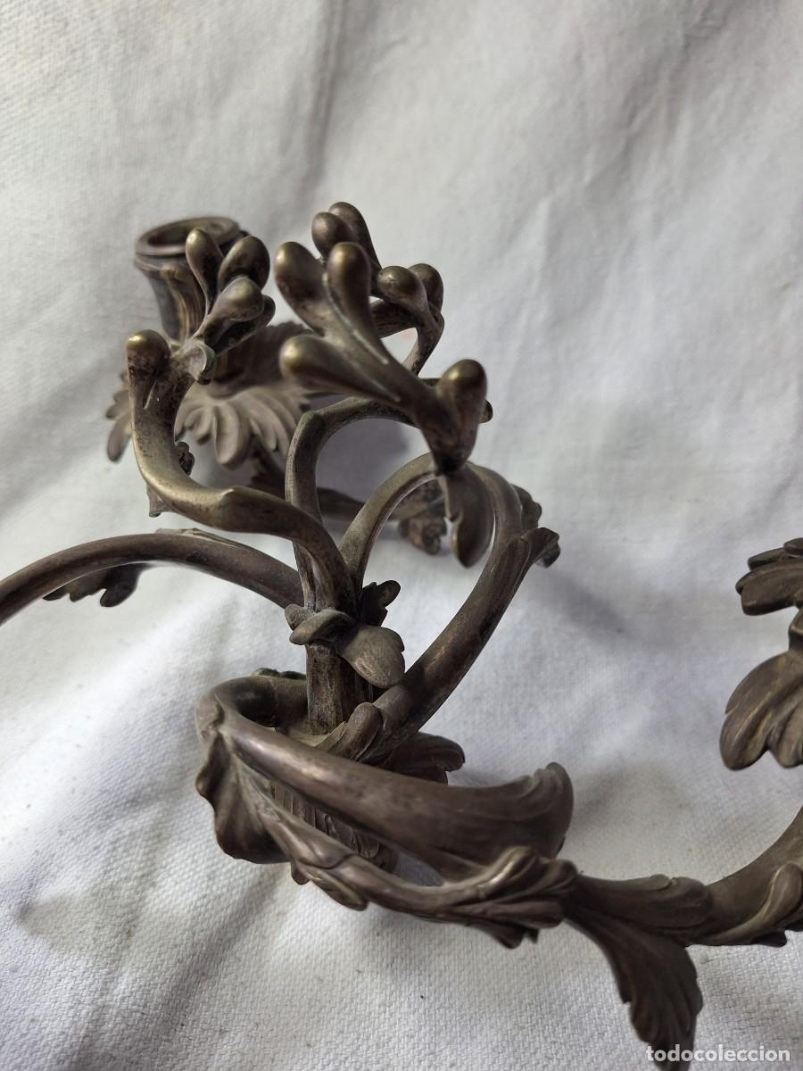 Antig&uuml;edades: Antiguo complemento de bronce para candelabro. - Foto 3