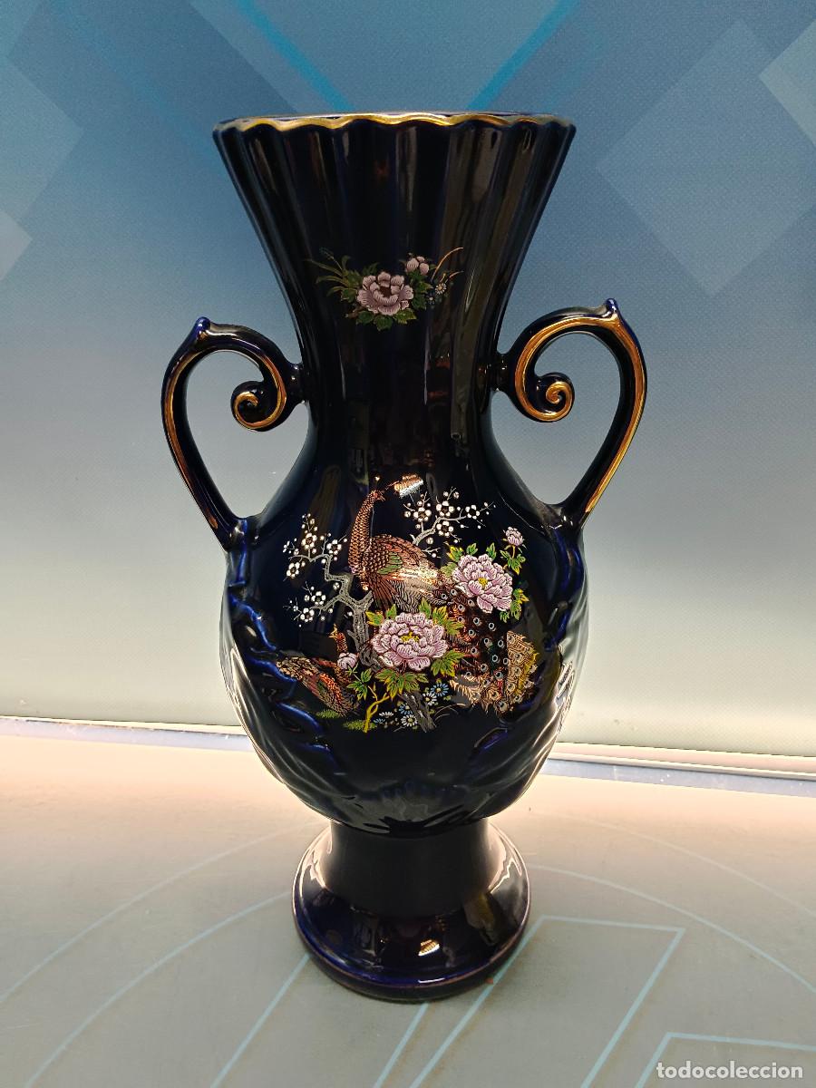 Antig&uuml;edades: jarron 38 cm. cristal limoges azul, con relieve y dibujo floral