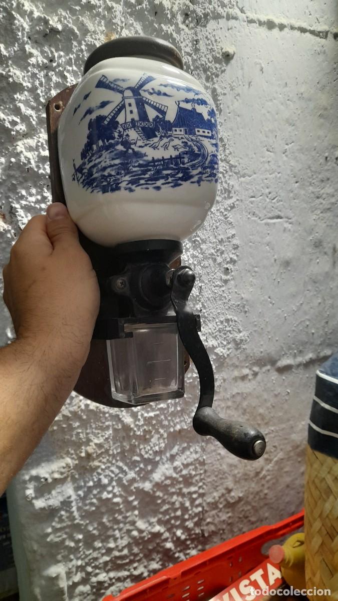 Antig&uuml;edades: Molino caf&eacute; de porcelana y madera para colgarlo en la pared de la cocina