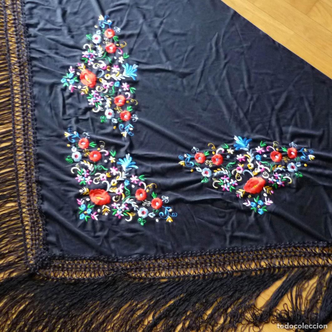 Antig&uuml;edades: Mant&oacute;n triangular bonitos bordados - Foto 1